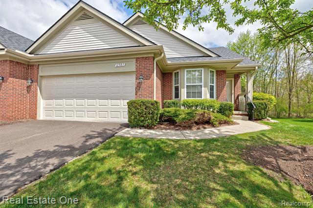 front view picture of 6501 Club Ct E, Grand Blanc, MI. 48439