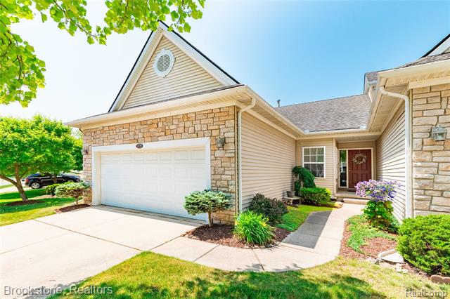 front view picture of 3579 Grove Ln, Auburn Hills, MI. 48326