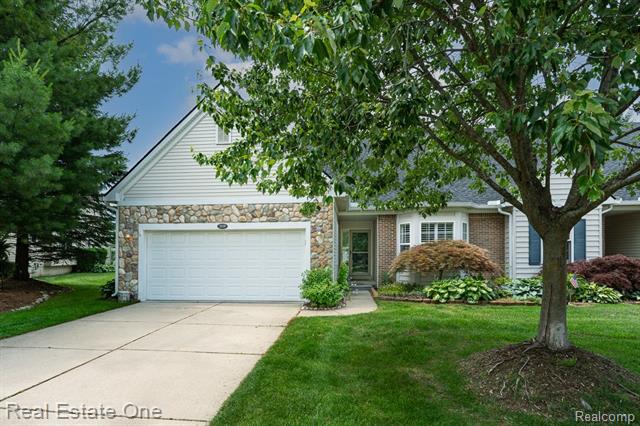 front view picture of 3529 Grove Ln, Auburn Hills, MI. 48326
