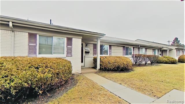 front view picture of 25912 Franklin Pointe Dr, Southfield, MI. 48034