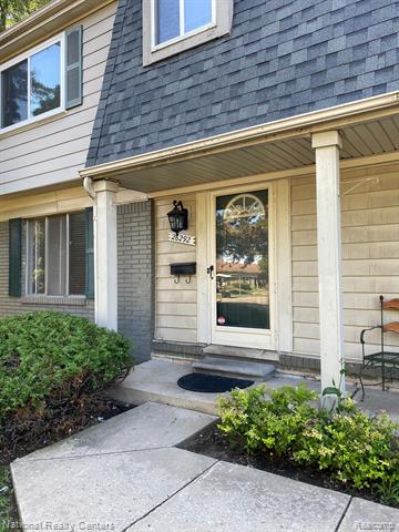front view picture of 26292 Franklin Pointe Dr, Southfield, MI. 48034