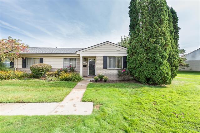 front view picture of 26445 Franklin Pointe Dr, Southfield, MI. 48034