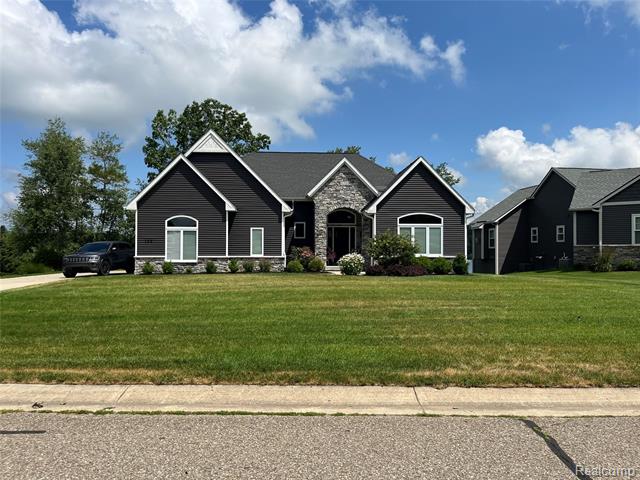 front view picture of 132 Lakeshore Dr, Clarkston, MI. 48348