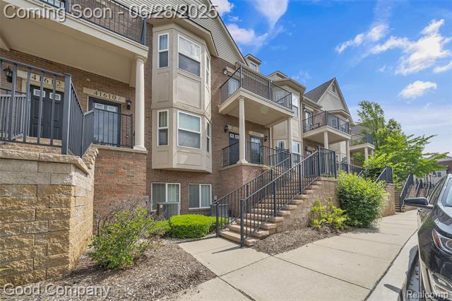 front view picture of 41606 Hamlet Ln, Novi, MI. 48375