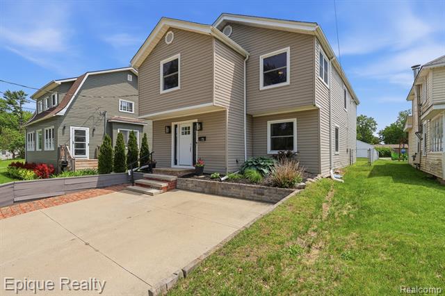 front view picture of 72 N North Shore Dr, Lake Orion, MI. 48362