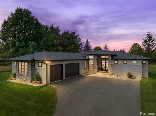 front view picture of 8481 Holcomb Rd, Clarkston, MI. 48348