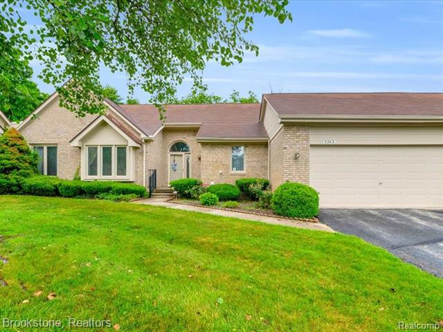 front view picture of 5348 Fairway Ct, West Bloomfield, MI. 48323