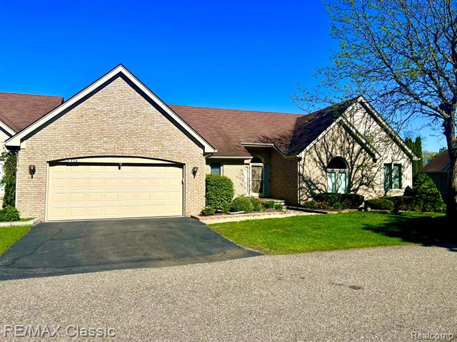 front view picture of 5379 Fairway Ct, West Bloomfield, MI. 48323