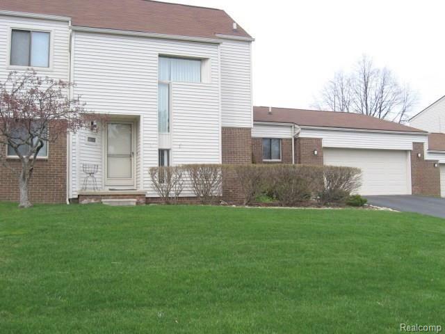 front view picture of 5324 Fairway Ct, West Bloomfield, MI. 48323