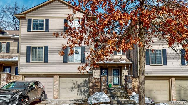 front view picture of 7022 Colonial Oaks Dr, Waterford, MI. 48327