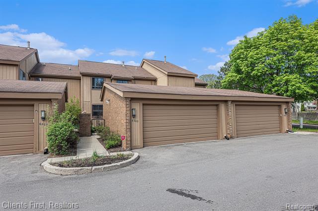 front view picture of 6202 Andrea Ln, West Bloomfield, MI. 48322