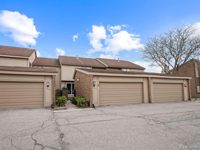 front view picture of 5271 Wright Way E, West Bloomfield, MI. 48322
