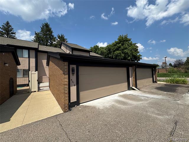 front view picture of 5216 Brett Ct, West Bloomfield, MI. 48322