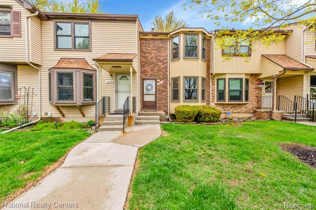 front view picture of 3058 Carly Ct, Auburn Hills, MI. 48326