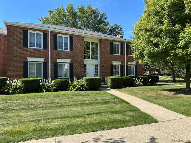 front view picture of 755 E Fox Hills Dr, Bloomfield Hills, MI. 48304