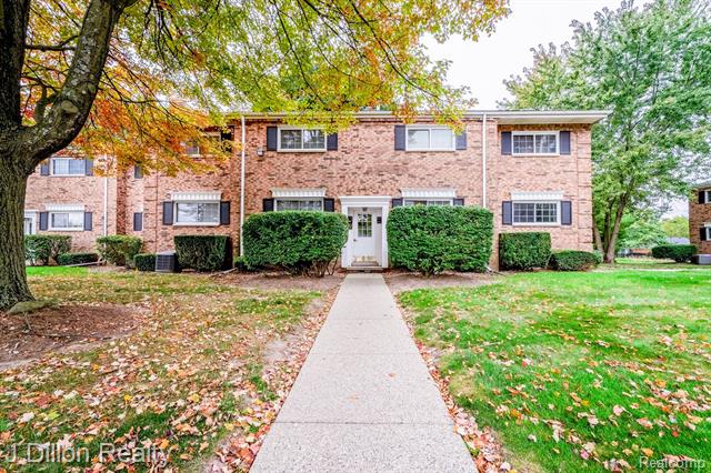 front view picture of 653 E Fox Hills Dr, Bloomfield Hills, MI. 48304