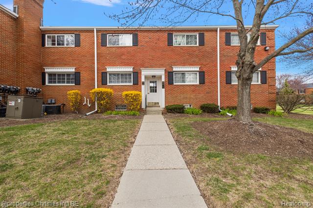 front view picture of 636 E Fox Hills Dr, Bloomfield Hills, MI. 48304