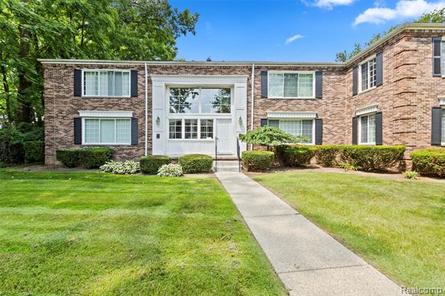 front view picture of 532 E Fox Hills Dr, Bloomfield Hills, MI. 48304