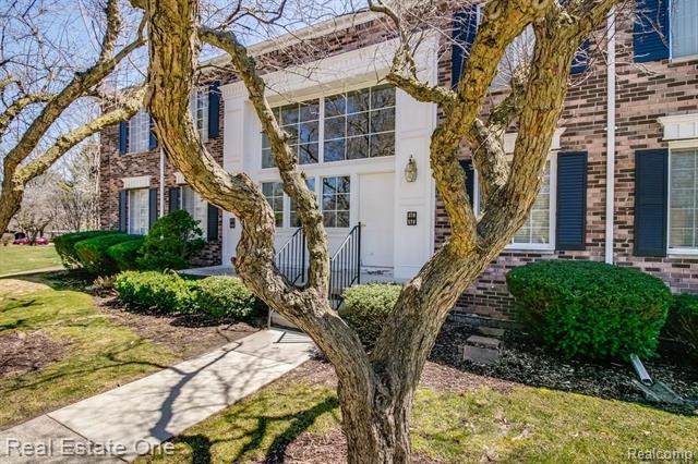 front view picture of 570 E Fox Hills Dr, Bloomfield Hills, MI. 48304