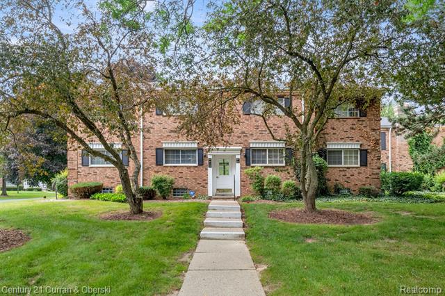 front view picture of 595 E Fox Hills Dr, Bloomfield Hills, MI. 48304