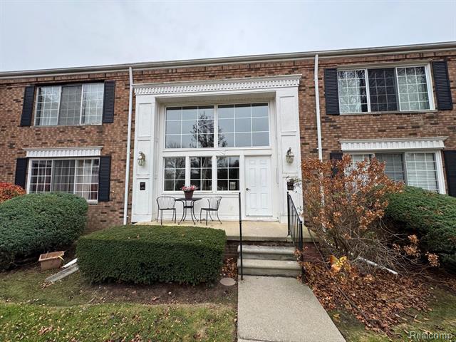 front view picture of 587 E Fox Hills Dr, Bloomfield Hills, MI. 48304