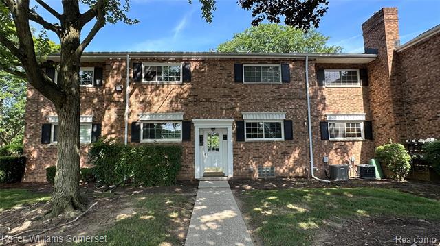 front view picture of 685 E Fox Hills Dr, Bloomfield Hills, MI. 48304