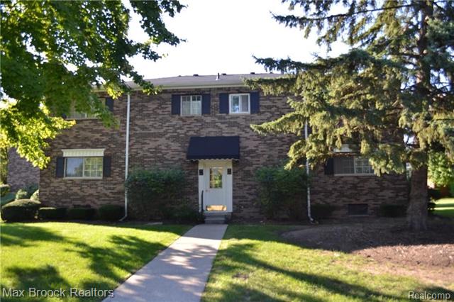 front view picture of 707 E Fox Hills Dr, Bloomfield Hills, MI. 48304