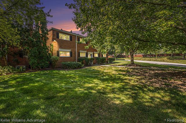 front view picture of 670 E Fox Hills Dr, Bloomfield Hills, MI. 48304