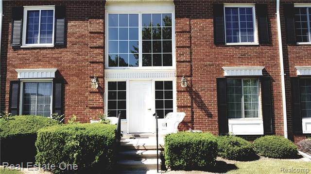 front view picture of 676 E Fox Hills Dr, Bloomfield Hills, MI. 48304