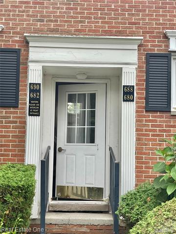 front view picture of 688 E Fox Hills Dr, Bloomfield Hills, MI. 48304