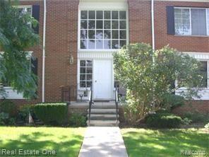 front view picture of 740 E Fox Hills Dr, Bloomfield Hills, MI. 48304