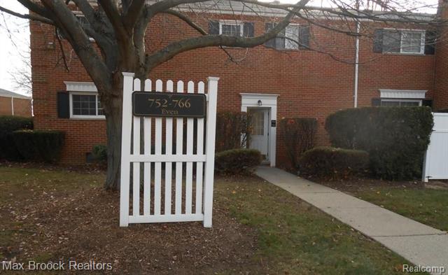 front view picture of 756 E Fox Hills Dr, Bloomfield Hills, MI. 48304