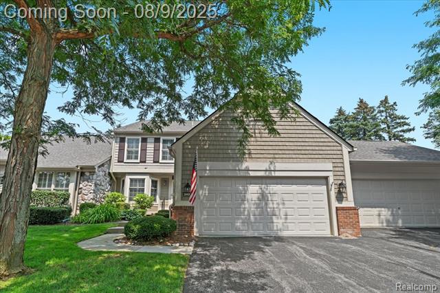 front view picture of 2409 Wildbrook Run, Bloomfield Hills, MI. 48304