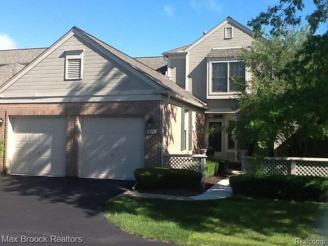 front view picture of 671 Brockmoor Ln, Bloomfield Hills, MI. 48304