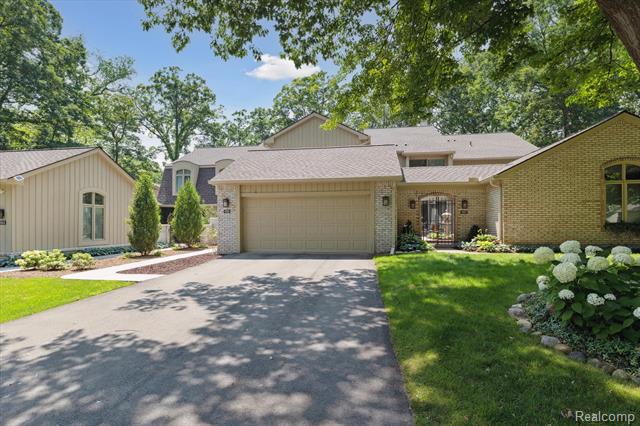 front view picture of 1105 Ivyglen Cir, Bloomfield Hills, MI. 48304