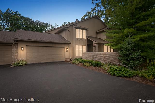 front view picture of 1109 Ivyglen Cir, Bloomfield Hills, MI. 48304