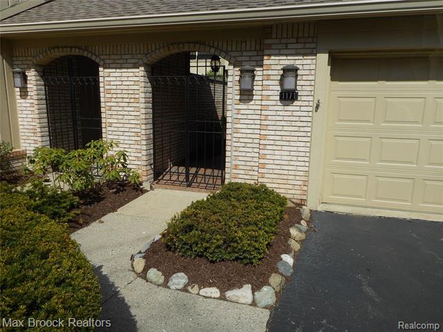 front view picture of 1171 Timberview Trl, Bloomfield Hills, MI. 48304