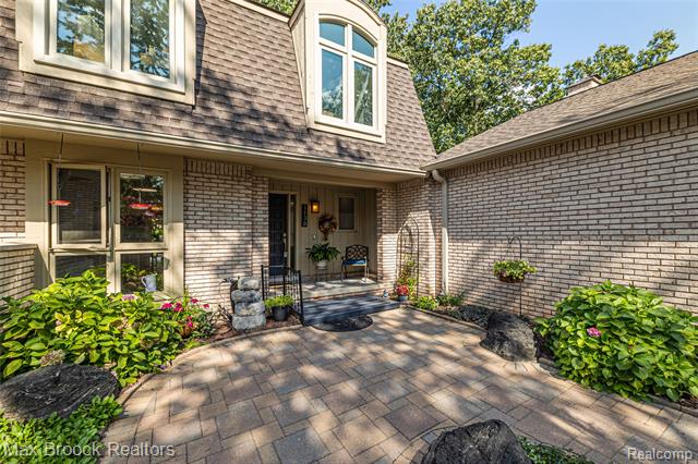 front view picture of 1136 Meadowglen Ct, Bloomfield Hills, MI. 48304