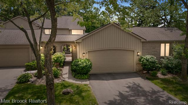 front view picture of 1122 Meadowglen Ct, Bloomfield Hills, MI. 48304