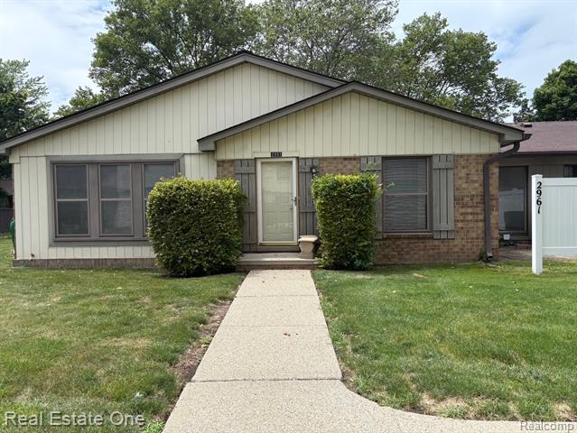 front view picture of 2961 Roundtree Dr, Troy, MI. 48083