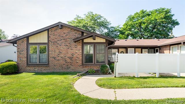 front view picture of 2808 Roundtree Dr, Troy, MI. 48083