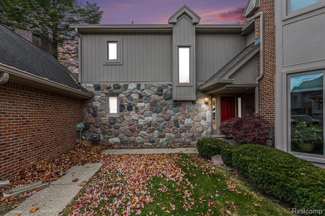 front view picture of 1188 Stonecrest Dr, Bloomfield Hills, MI. 48302