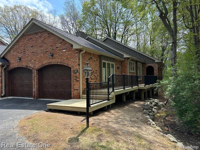 front view picture of 4017 Hidden Woods Dr, Bloomfield Hills, MI. 48301