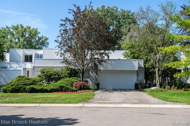 front view picture of 1777 Alexander Dr, Bloomfield Hills, MI. 48302