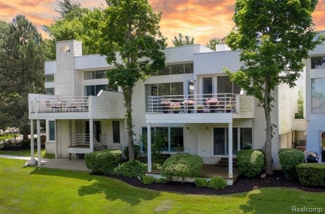 front view picture of 1756 Alexander Dr, Bloomfield Hills, MI. 48302