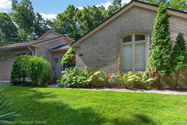 front view picture of 1148 Hillpointe Cir, Bloomfield Hills, MI. 48304