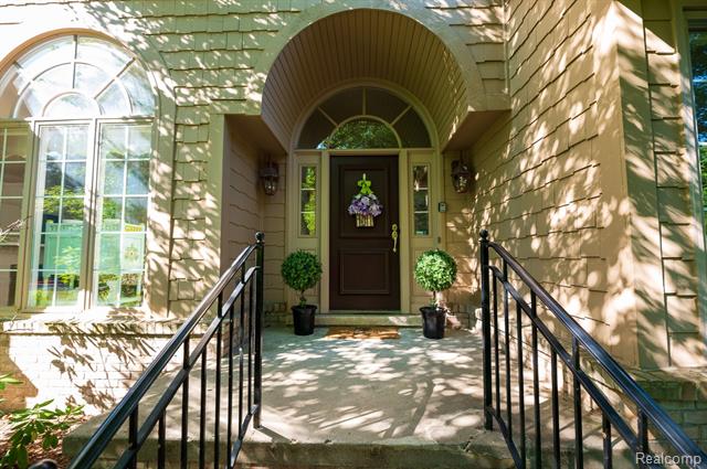 front view picture of 517 Cambridge Way, Bloomfield Hills, MI. 48304