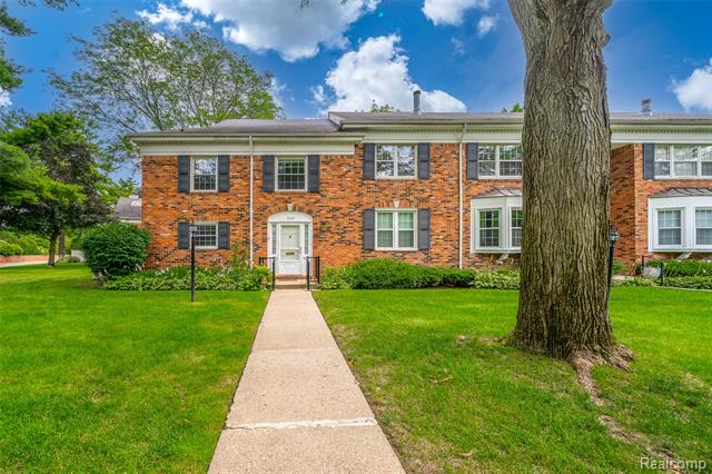 front view picture of 560 Billingsgate Ct, Bloomfield Hills, MI. 48301