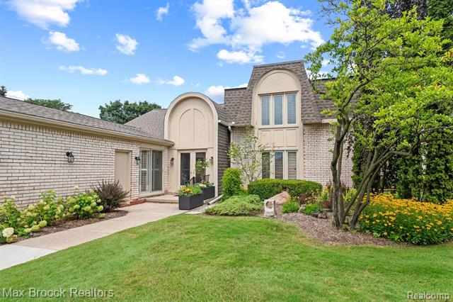 front view picture of 5137 Woodlands Dr, Bloomfield Hills, MI. 48302
