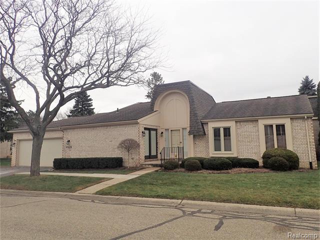 front view picture of 5134 Woodlands Dr, Bloomfield Hills, MI. 48302